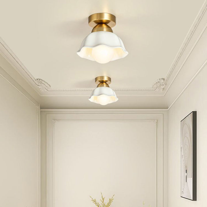 Moderne minimalistische Kupfer Keramik Blume 1-Licht Semi-Flush Mount Deckenleuchte für Flur 