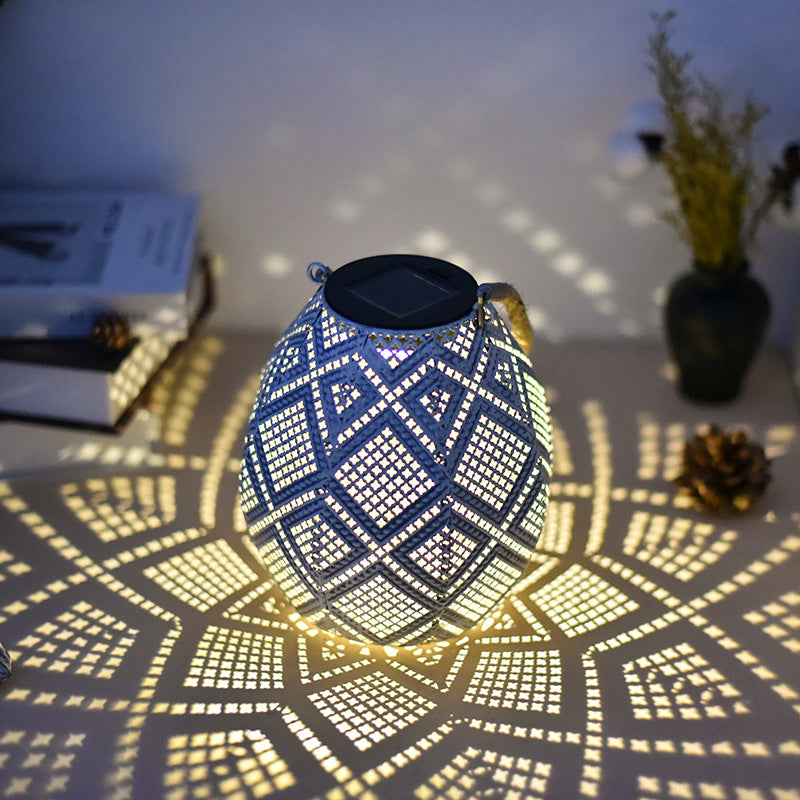 الفوانيس الحديثة آرت ديكو الشمسية بتصميم مجوف مع حبال من القنب وحديد LED للإضاءة الخارجية للفناء الخارجي 