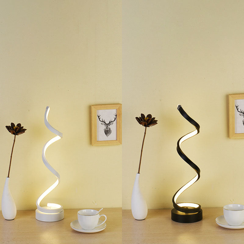 Moderne Einfachheit Wellenstab Eisen Aluminium LED Tischlampe für das Schlafzimmer 