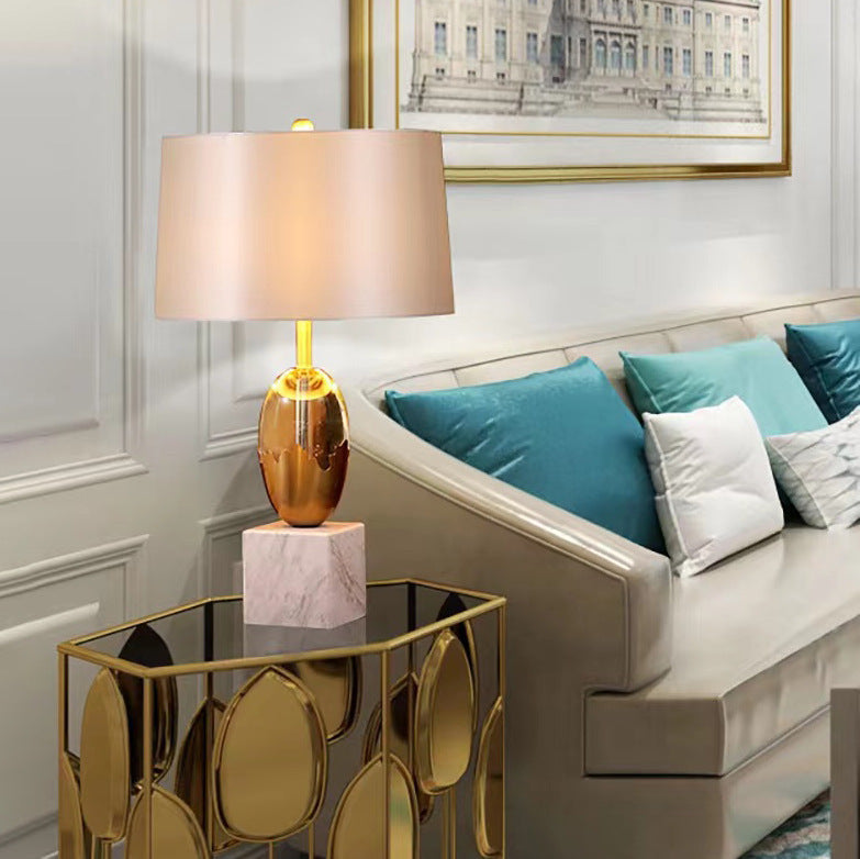 Moderne Art Deco Stoff Kristall Marmor Basis 1-Licht Tischlampe für Schlafzimmer 