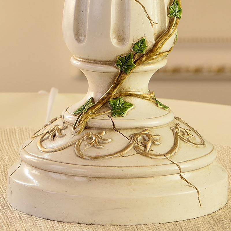 Lampe de table à une lumière avec vase en tissu résiné fer traditionnel européen peint à franges pour chevet 