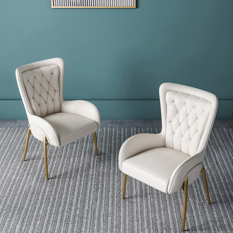 Moderna silla de comedor de lujo cuadrada curva de PU cuero terciopelo hierro con respaldo y brazo para comedor 