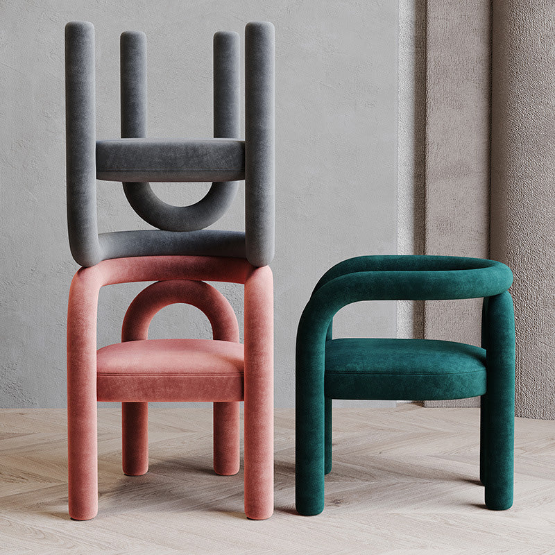Chaise contemporaine en velours scandinave incurvé avec dossier en acier au carbone pour salon 