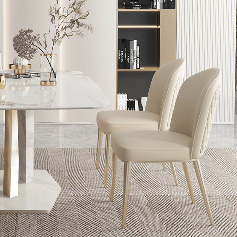 Chaise de salle à manger contemporaine nordique en cuir incurvé avec dossier rembourré et pieds effilés en métal 