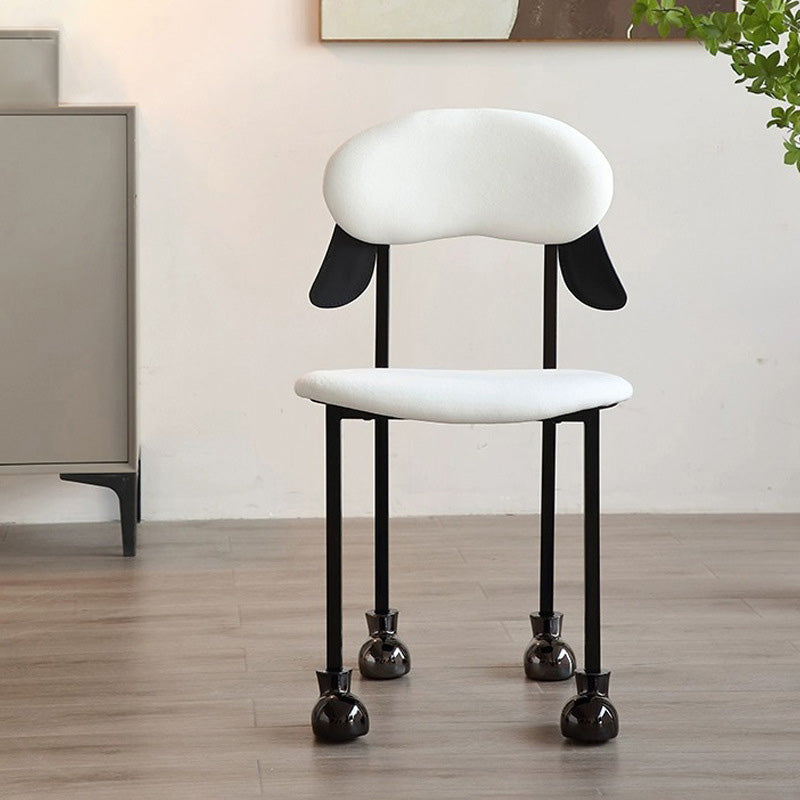 Chaise contemporaine créative en forme de chiot en velours rembourré avec cadre en acier inoxydable, dossier ouvert et sans accoudoirs pour le salon 