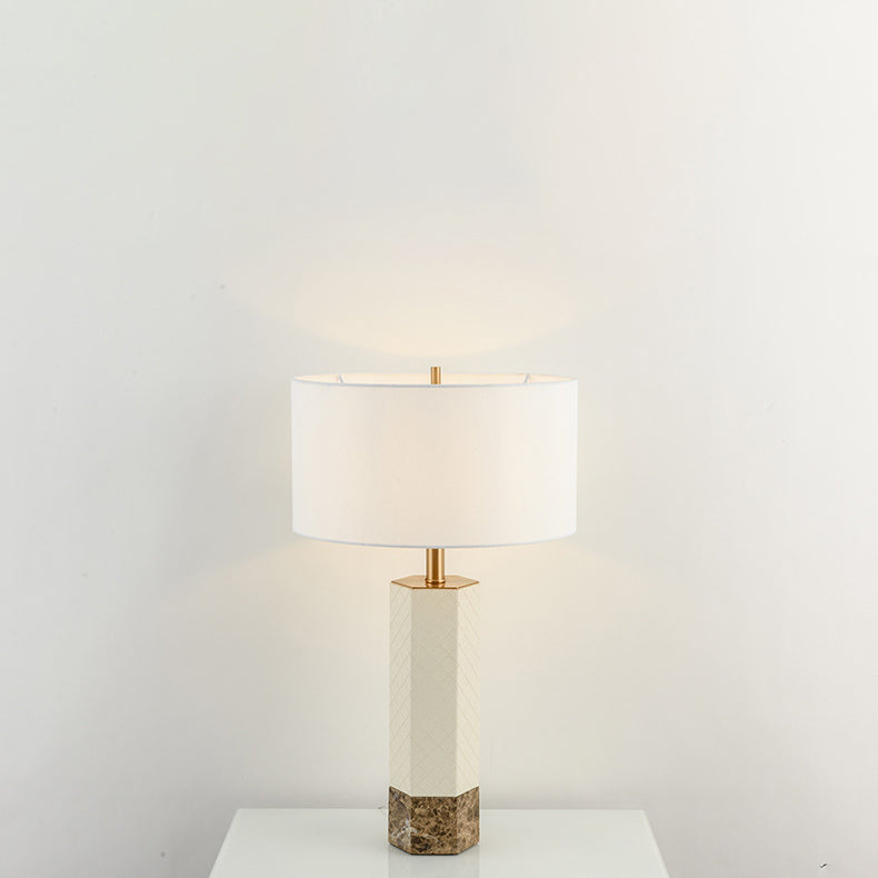 Moderne minimalistische sechseckige Säule rund Marmor Leder Stoff 1-Licht Tischlampe für Schlafzimmer 