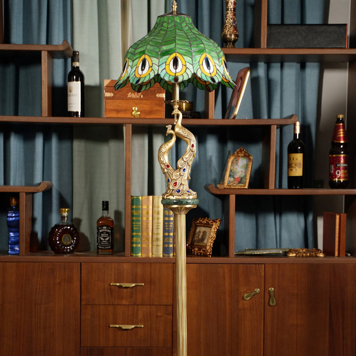 Lampe de sol traditionnelle Tiffany en verre de paon avec 2 lumières en cuivre pour chambre à coucher 