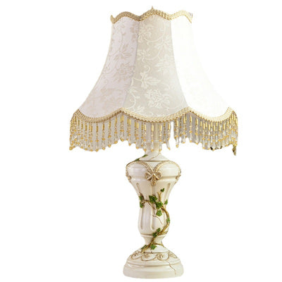 Lampe de table à une lumière avec vase en tissu résiné fer traditionnel européen peint à franges pour chevet 