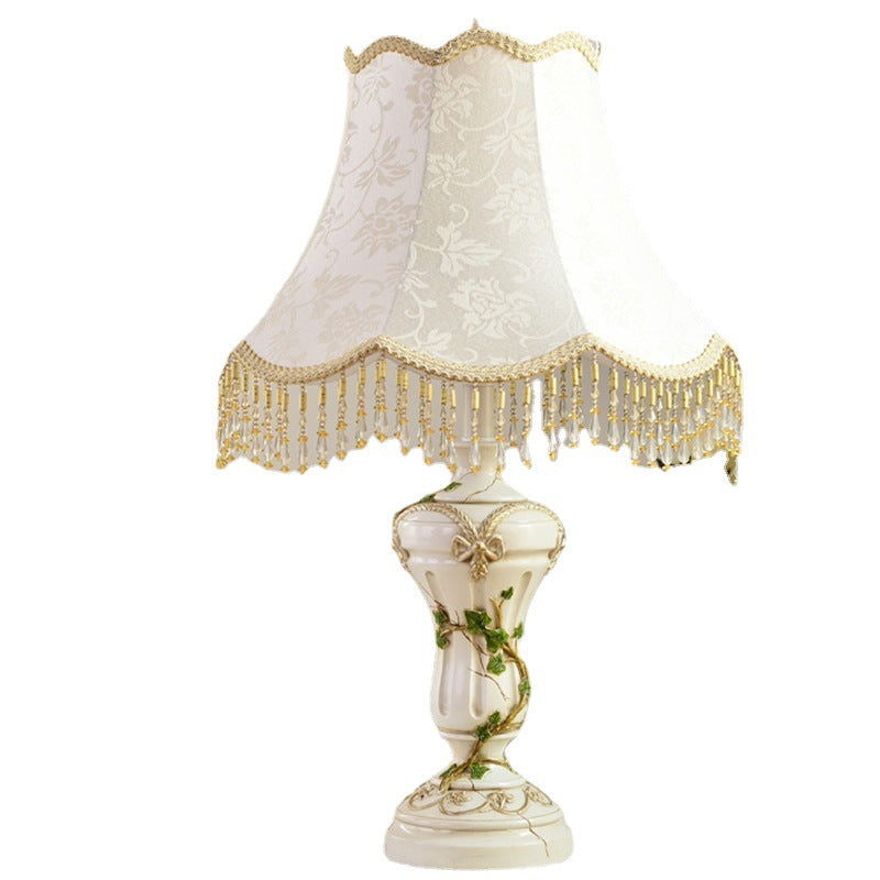 Lampe de table à une lumière avec vase en tissu résiné fer traditionnel européen peint à franges pour chevet 