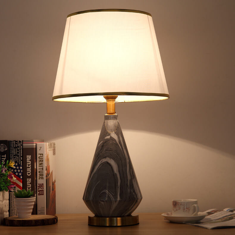 Pantalla de lámpara de tela simple nórdica con patrón de piedra Base de cerámica 1-luz lámpara de mesa 