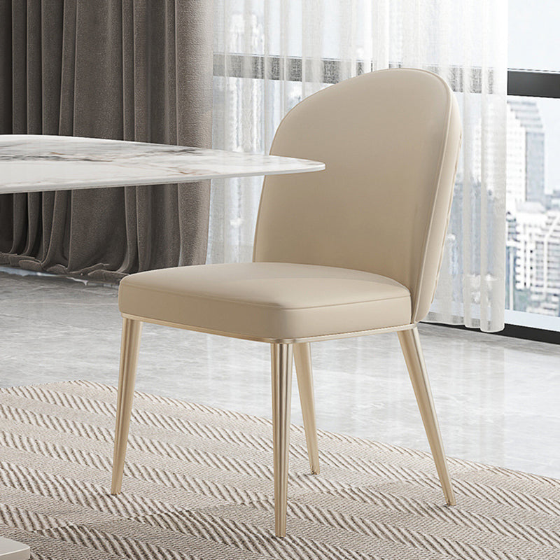 Chaise de salle à manger contemporaine nordique en cuir incurvé avec dossier rembourré et pieds effilés en métal 