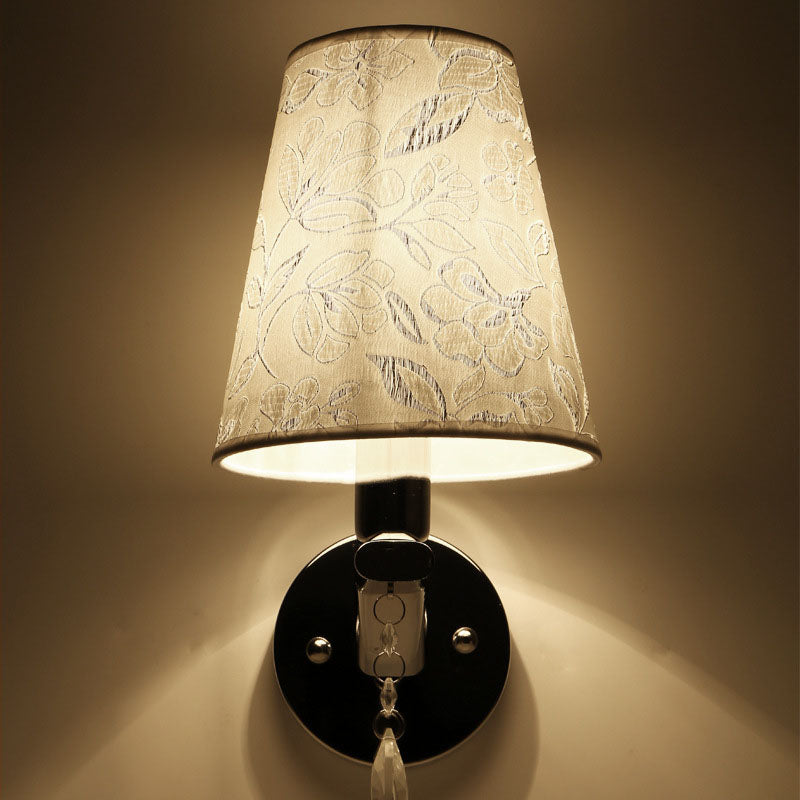Moderne Übergangs-Blumenmuster-Stoffschirm Galvanisierter Eisenrahmen 1-Licht-Wandleuchte für das Wohnzimmer 