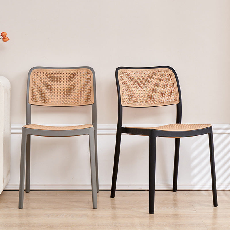 Chaise de salle à manger empilable en plastique ressemblant à du rotin carré à la simplicité contemporaine avec accoudoirs et dossier pour salle à manger 