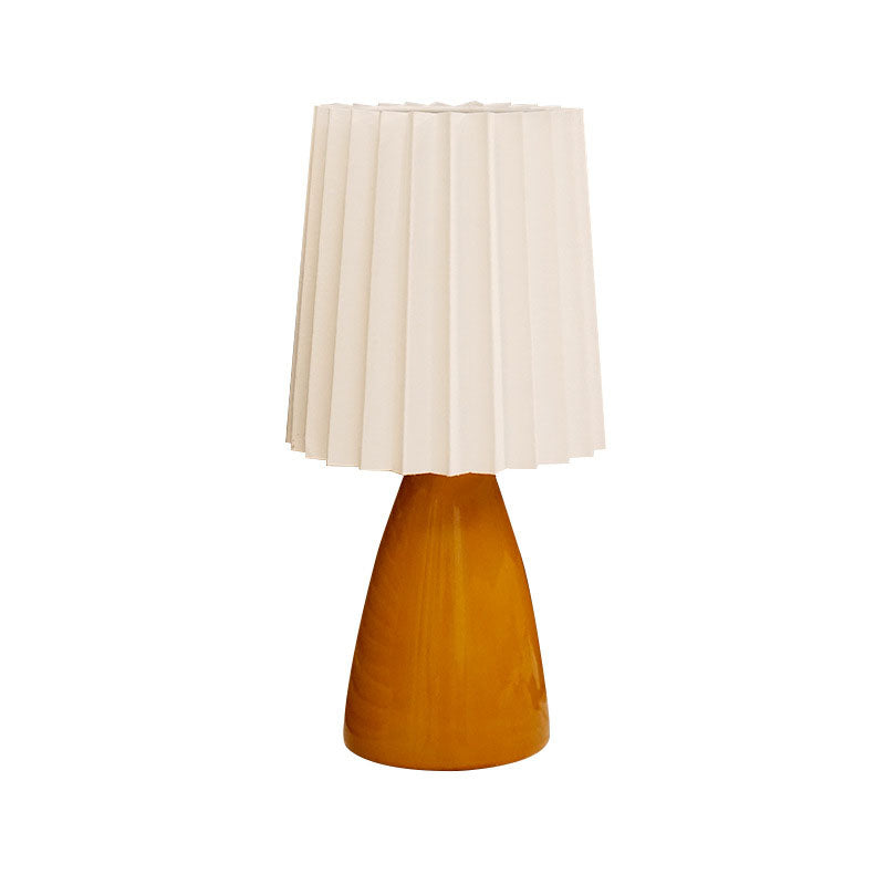 Zeitgenössische skandinavische Tischlampe mit plissiertem Stoffschirm und Glasfuß, 1-Licht, für das Schlafzimmer 