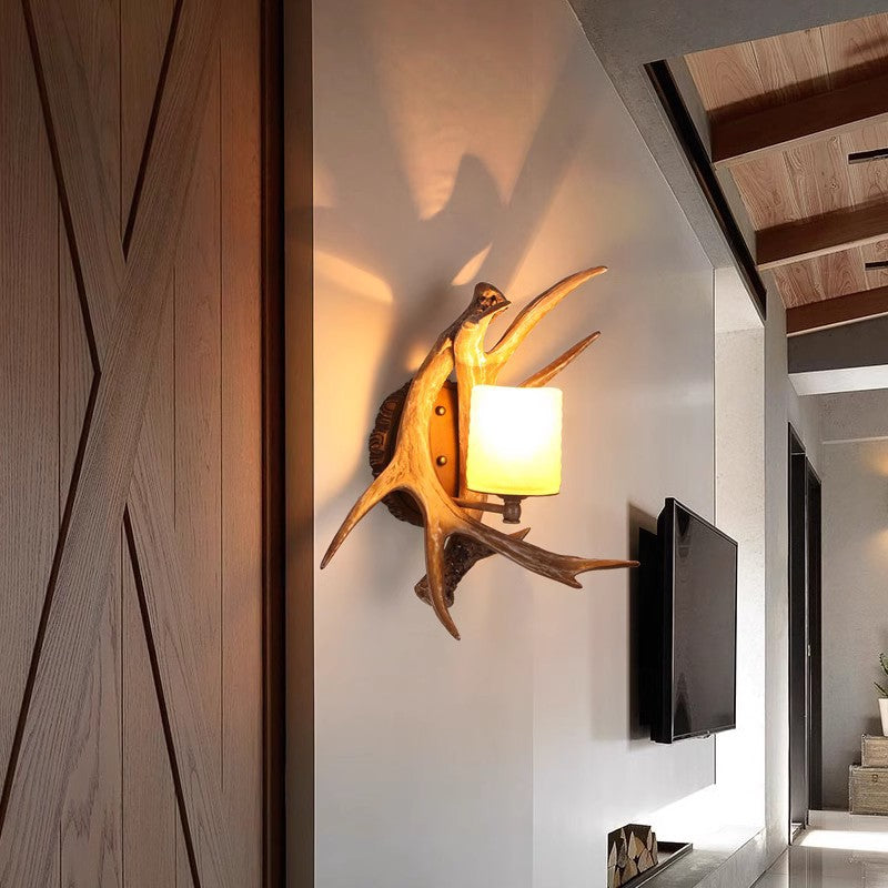 Aplique de pared de 1 luz con pantalla de vidrio de imitación de asta de resina creativa contemporánea para sala de estar 