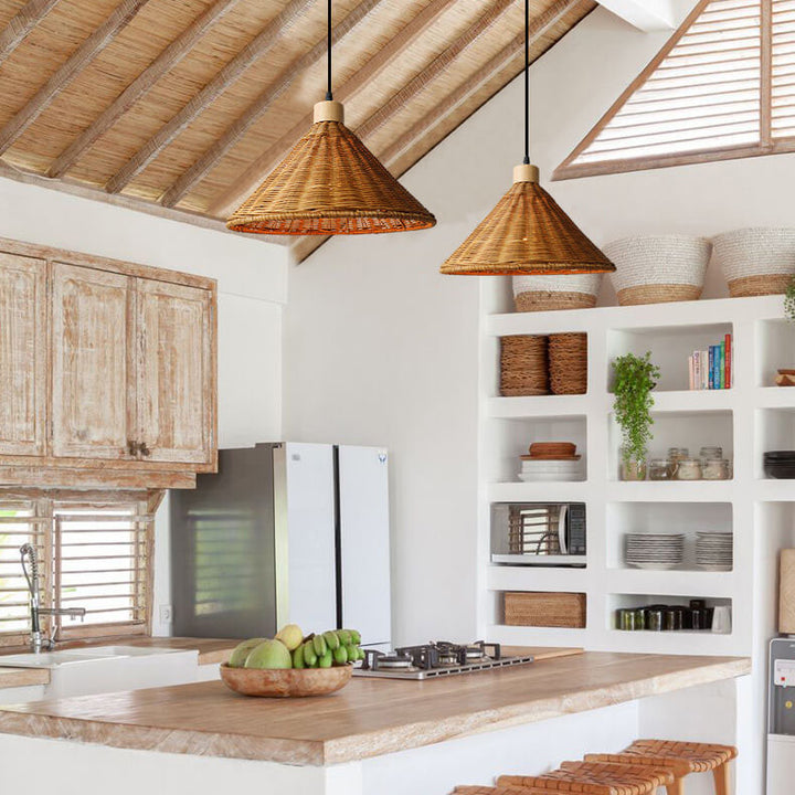 Moderne skandinavische Pendelleuchte mit Rattangeflecht, Eisen und Holz in Kegelform, 1-flammig, für das Wohnzimmer 