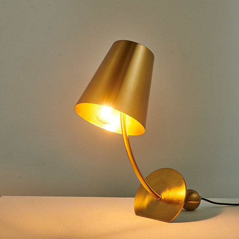 Zeitgenössische skandinavische trapezförmige Eisen-1-Licht-Tischlampe für das Schlafzimmer 