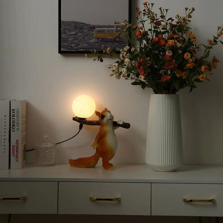 Zeitgenössische kreative Eichhörnchen Harz Glas 1-Licht Tischlampe für Schlafzimmer 
