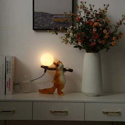 Zeitgenössische kreative Eichhörnchen Harz Glas 1-Licht Tischlampe für Schlafzimmer 