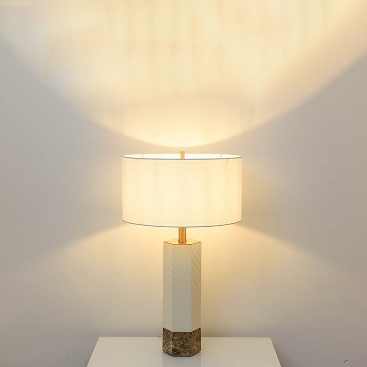 Lámpara de mesa de 1 luz de tela de cuero de mármol redondo de columna hexagonal minimalista moderna para dormitorio 