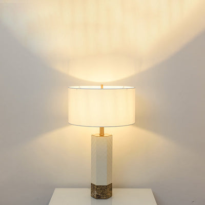 Moderne minimalistische sechseckige Säule rund Marmor Leder Stoff 1-Licht Tischlampe für Schlafzimmer 