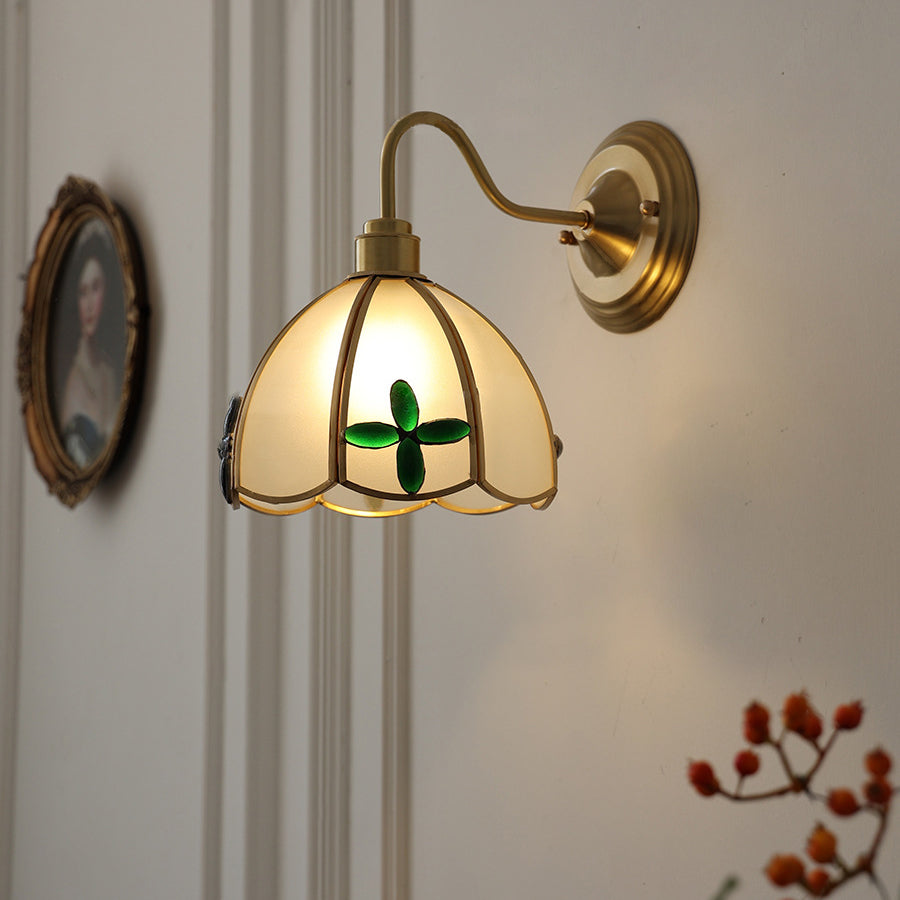 Applique murale moderne Art Déco en laiton avec abat-jour rond en verre à trèfle à quatre feuilles, 1 lumière pour chambre à coucher 