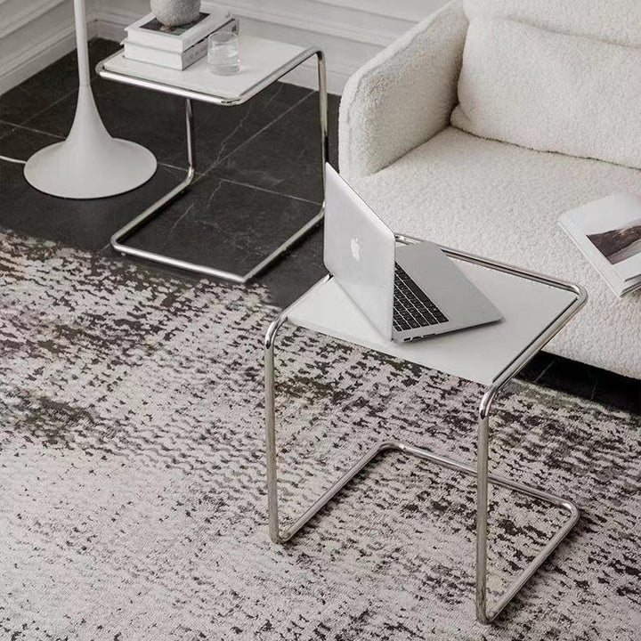 Moderner minimalistischer rechteckiger C-förmiger Beistelltisch aus MDF und Edelstahl für das Wohnzimmer 