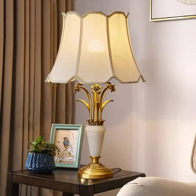 Zeitgenössische Luxus-Stoffschirm Jade Alle Kupfer geschnitzte Basis 1-Licht Tischlampe für Home Office 