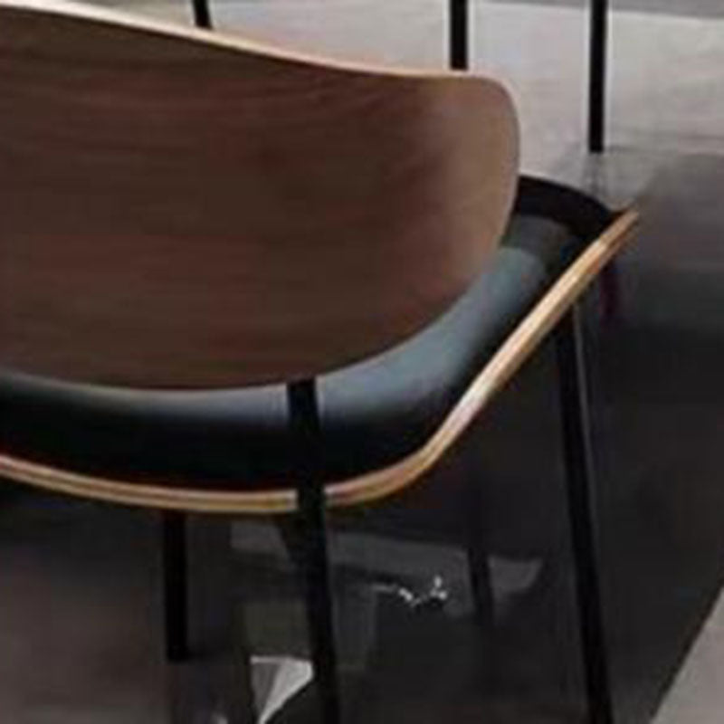 Moderner luxuriöser Esszimmerstuhl mit geschwungener Rückenlehne aus umweltfreundlichem Leder und Karbonstahl für das Esszimmer 