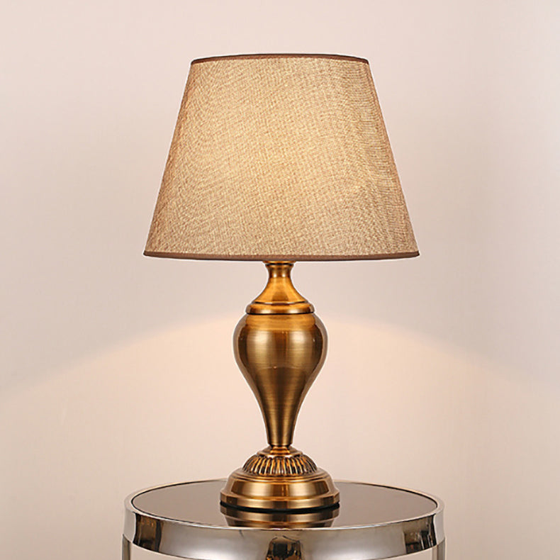 Lampe de table 1 lumière avec base en matériel et abat-jour rond en tissu moderne de style transitionnel pour chambre à coucher 