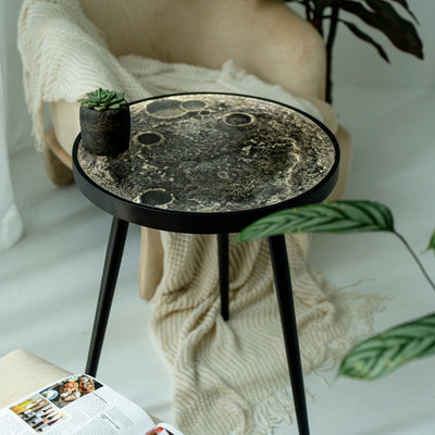 Mesa de café contemporánea redonda de resina y madera con superficie lunar para sala de estar 