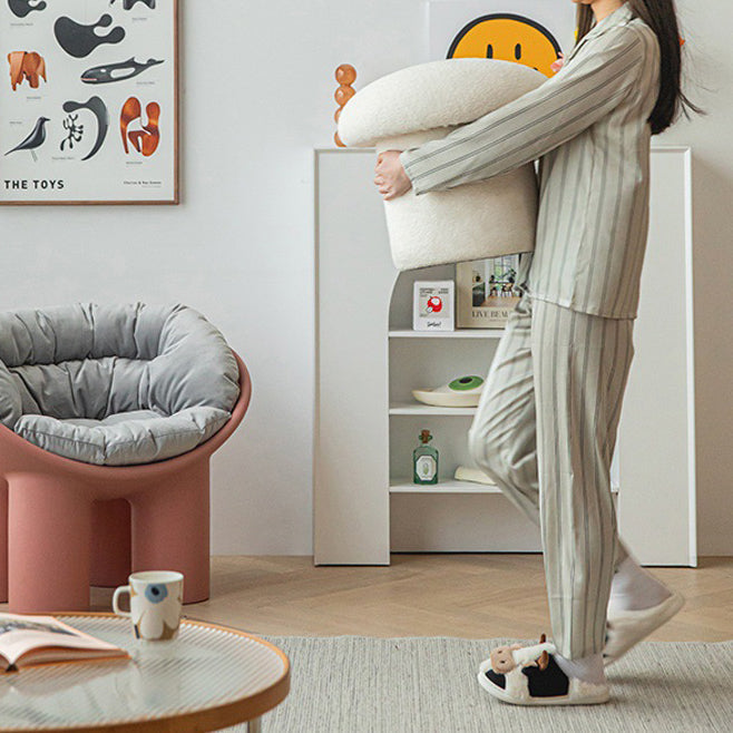 Moderner minimalistischer Zylinder-Hocker in Pilzform aus Sherpa-Fleece und Holz für den Schminktisch im Schlafzimmer 