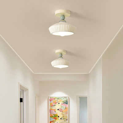 Zeitgenössische skandinavische cremefarbene Keramik-Deckenleuchte mit geometrischem rundem Schirm und 1 Licht, halbbündige Montage für Wohnzimmer 