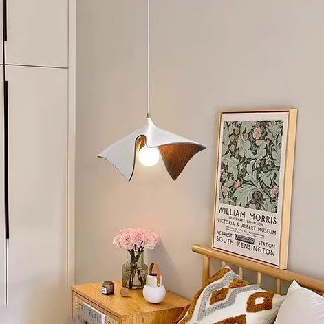 Suspension Luminaire à 1 Lumière en Forme de Feuille Irrégulière en Résine Japonaise Traditionnelle pour Salon 