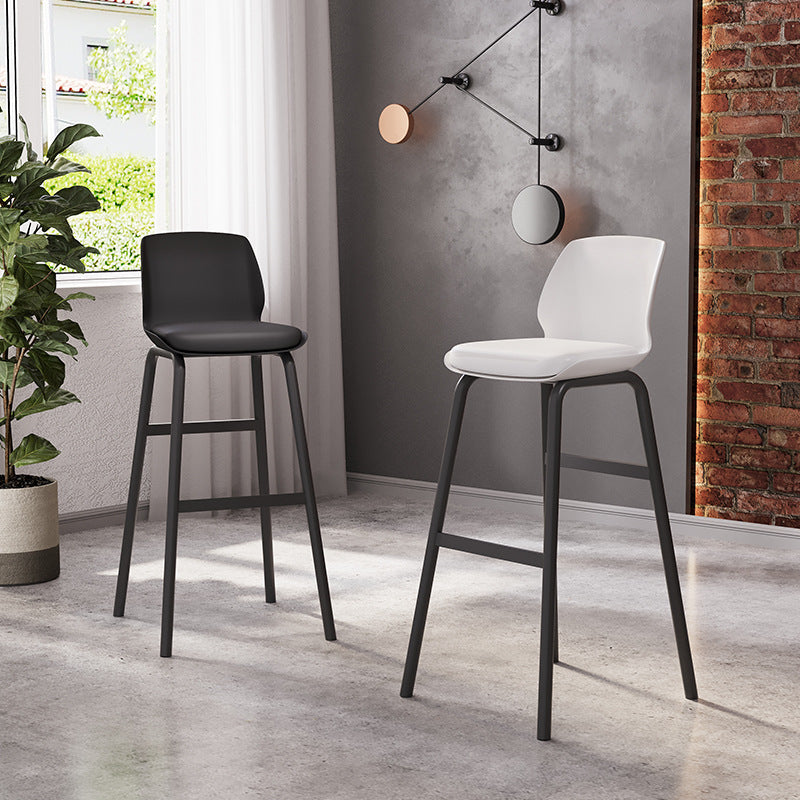 Zeitgenössischer nordischer quadratischer PU-Leder gepolsterter Eisen-Barhocker mit Kunststoff-Rückenlehne und Fußstütze für das Esszimmer 