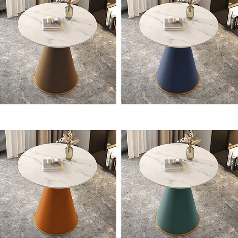 Table basse contemporaine de luxe avec plateau rond en pierre frittée et base en métal pour salon 