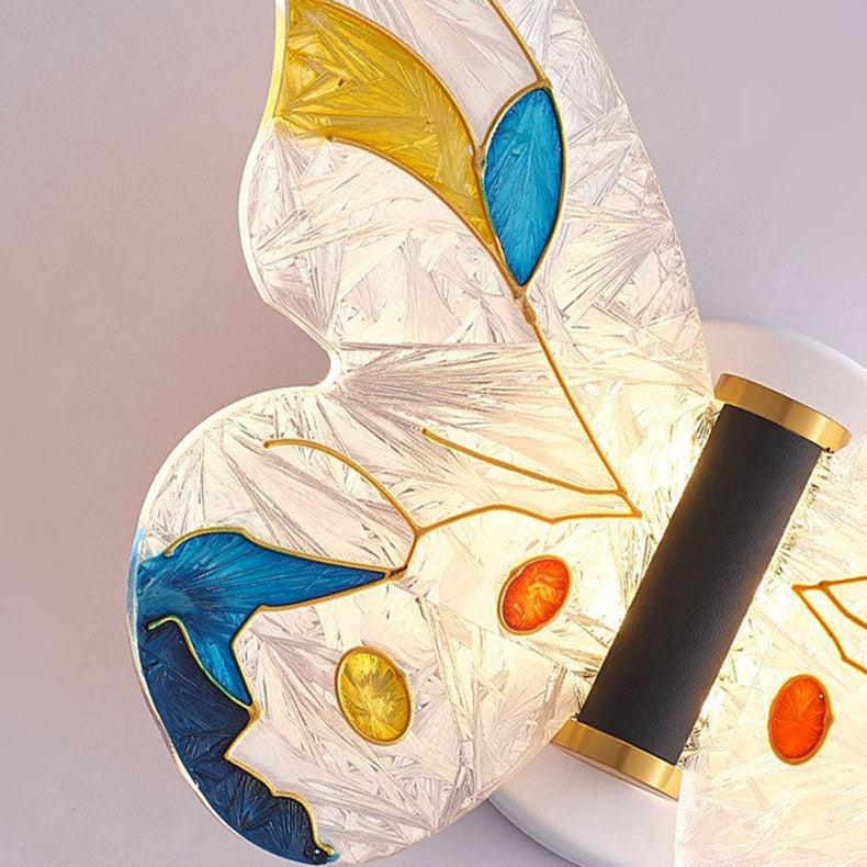 مصباح حائط LED بتصميم فراشة إبداعية معاصرة بأجنحة أكريليك ملونة ومينا حديد لغرفة المعيشة 