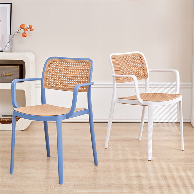 Chaise de salle à manger empilable en plastique ressemblant à du rotin carré à la simplicité contemporaine avec accoudoirs et dossier pour salle à manger 