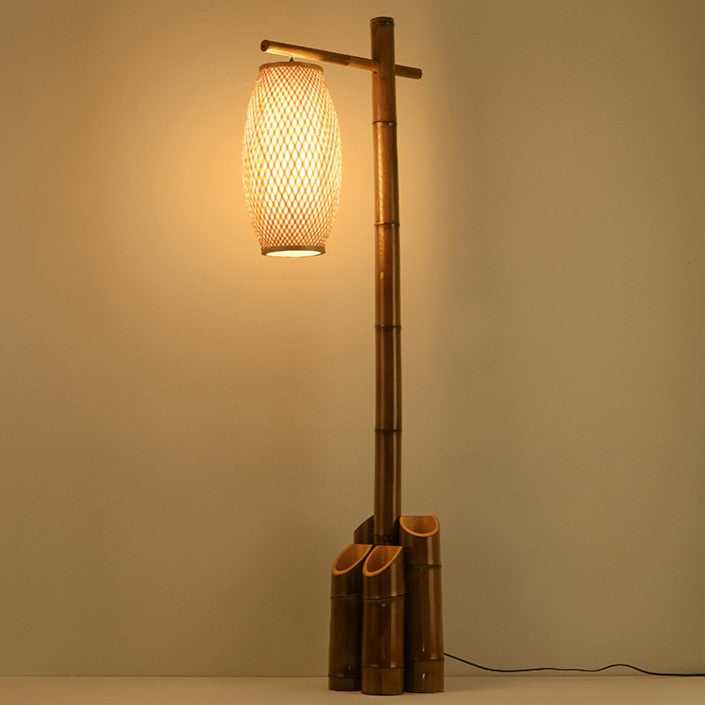 Traditionelle chinesische Bambusrohr-Weblaterne Schirm 1-Licht Stehlampe für Esszimmer 