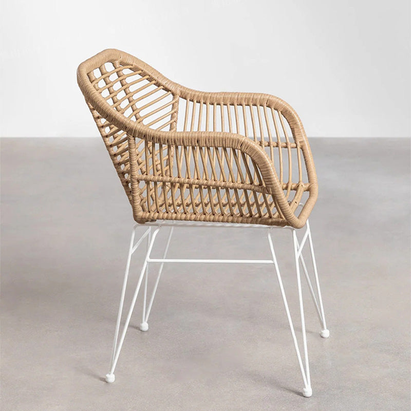 Chaise à dossier et accoudoirs en rotin tissé traditionnel avec base en fer pour terrasse extérieure 