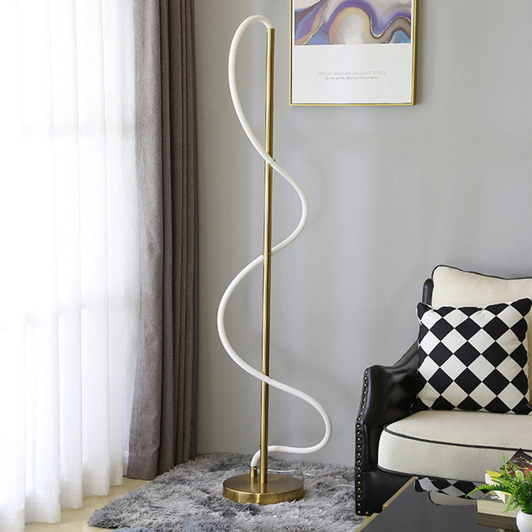 Moderne minimalistische Linie Eisen Silikon LED Stehlampe für Wohnzimmer 