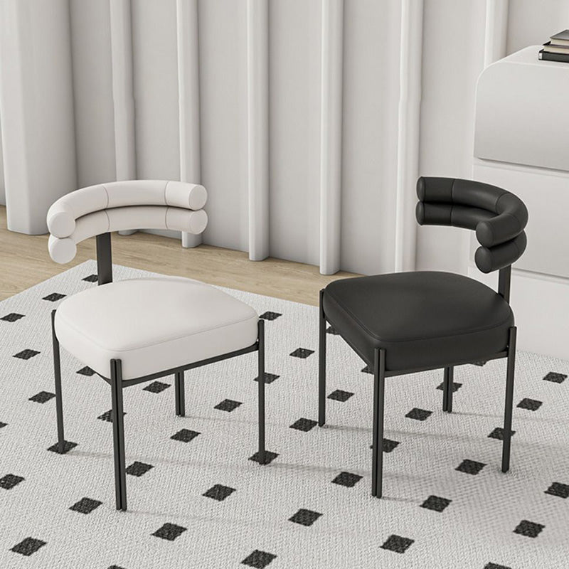 Chaise de salle à manger contemporaine nordique avec dossier incurvé en cuir microfibre et acier au carbone 