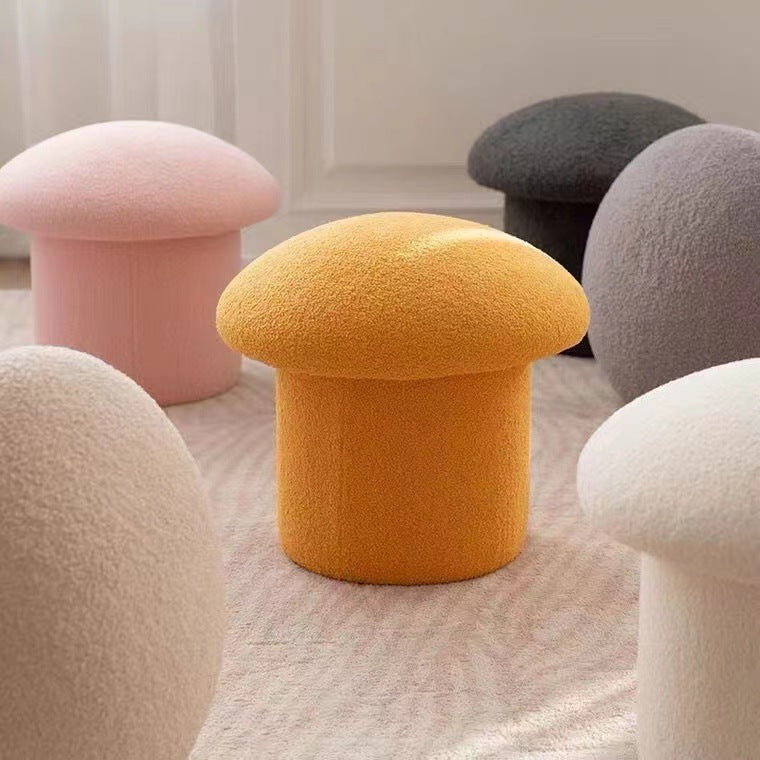 Moderner minimalistischer Zylinder-Hocker in Pilzform aus Sherpa-Fleece und Holz für den Schminktisch im Schlafzimmer 