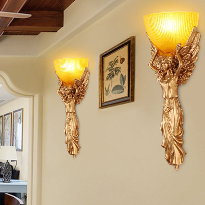 Traditionelle europäische Harzglas-Engelsstatue 1-flammige Wandleuchte für Wohnzimmer 
