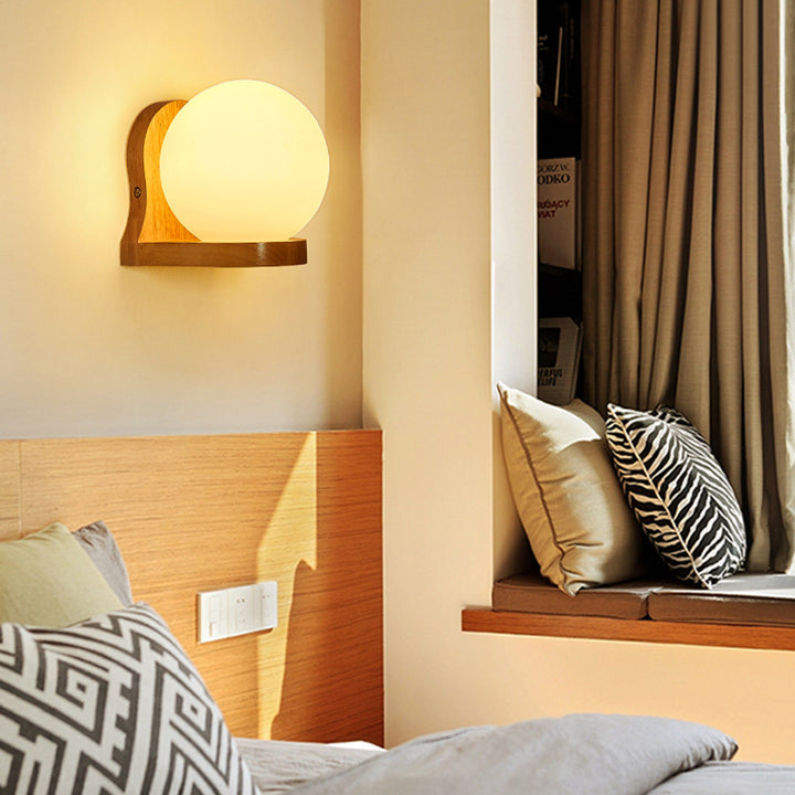 Lámpara de Aplique de Pared de 1 Luz de Madera y Vidrio en Forma de Orbe Minimalista Moderna para Dormitorio 