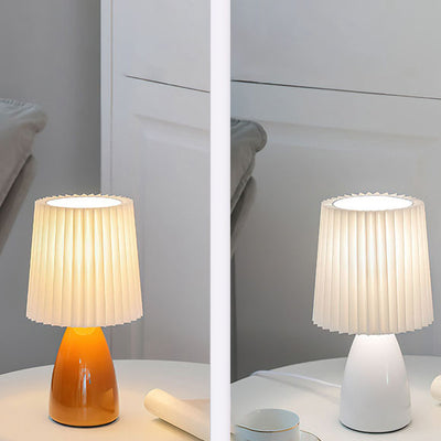 Zeitgenössische skandinavische Tischlampe mit plissiertem Stoffschirm und Glasfuß, 1-Licht, für das Schlafzimmer 