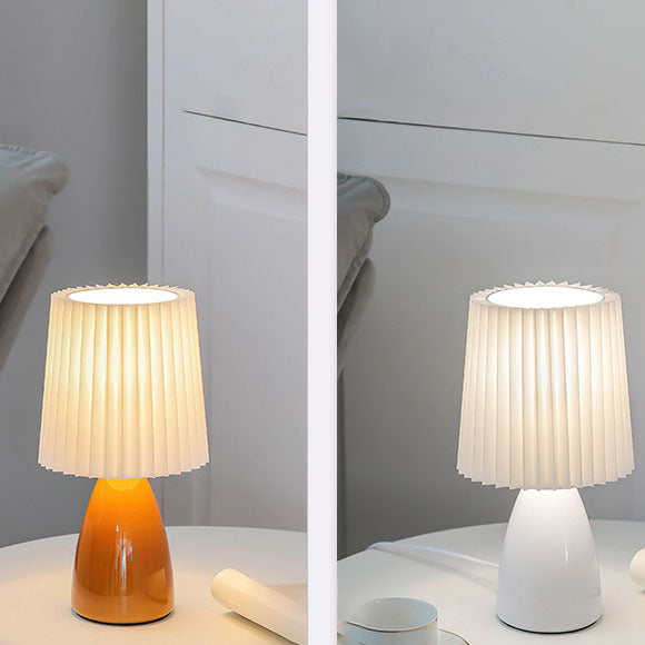 Zeitgenössische skandinavische Tischlampe mit plissiertem Stoffschirm und Glasfuß, 1-Licht, für das Schlafzimmer 