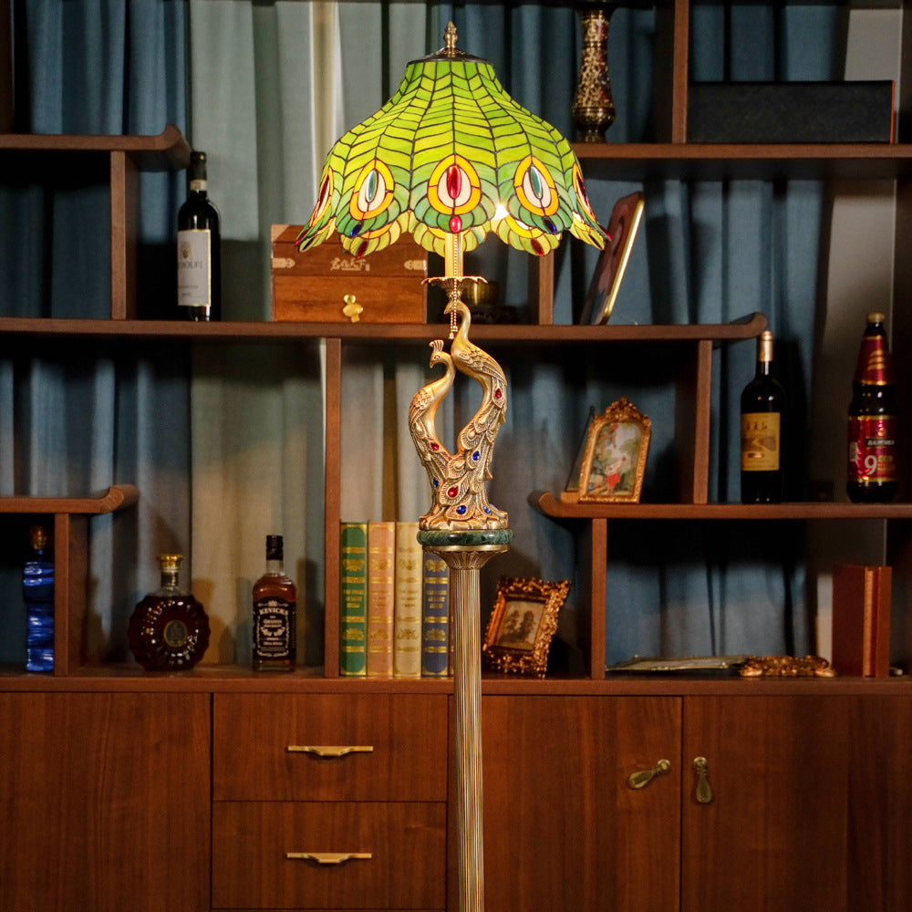 Lampe de sol traditionnelle Tiffany en verre de paon avec 2 lumières en cuivre pour chambre à coucher 