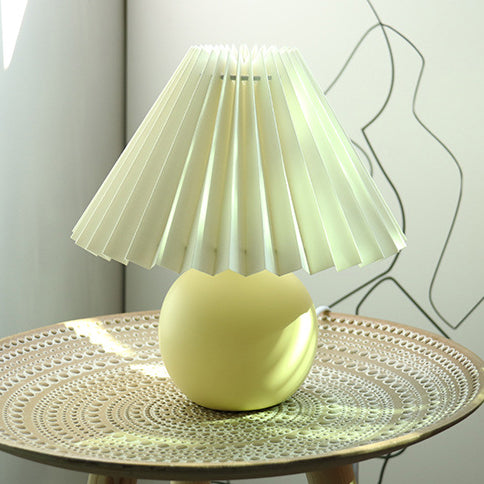 Zeitgenössische Retro Plissee Stoff Runde Keramik Basis 1-Licht Tischlampe für Schlafzimmer
