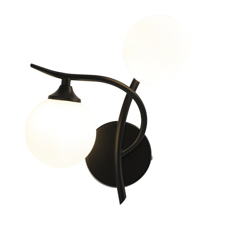 Applique murale à 2 lumières avec abat-jour en verre sphérique et ligne courbe en fer de simplicité contemporaine pour chambre 